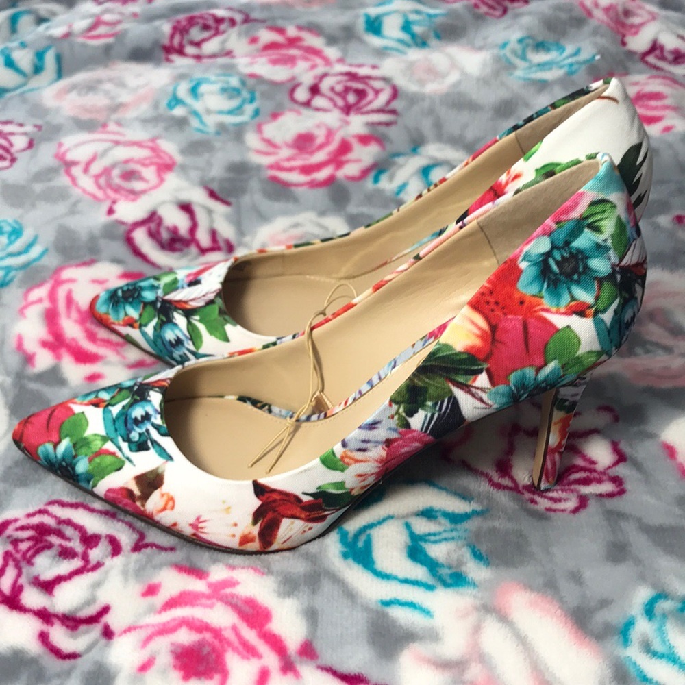 Jessica Simpson Pointed Floral Pumps ๐บ - Picture 6 of 8